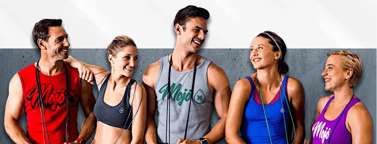 L'équipe Mojo — cinq amis en t-shirt Mojo qui rient ensemble