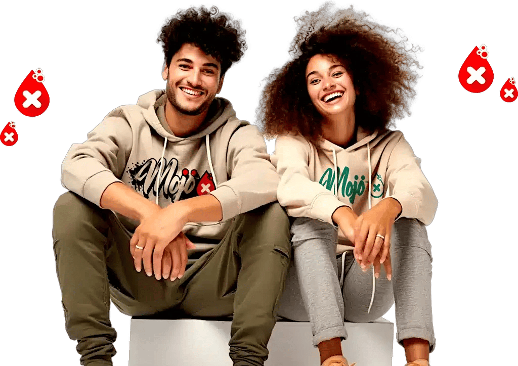 Couple souriant assis dans des sweats Mojo